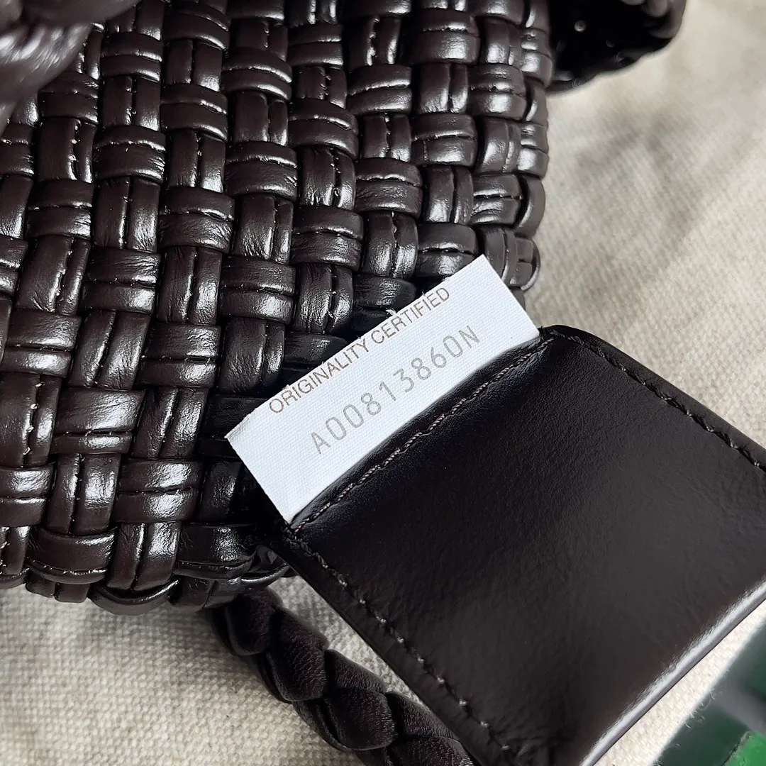 Batch 3760 BV collectible small woven handbags are really YYDS!! Bottega Veneta’s most classic small woven handbags are back! ! We use the highest quality leather with the highest craftsmanship❤️ to create the most expensive works. We have created the Intrecciato leather weaving process❤️ This unique traditional exclusive leather weaving method has not only become our logo but also reflects the time-consuming and labor-intensive craftsmanship of our products❤️ The new TOSCA handbag must be a selection worth collecting🆕 Style number: 776755 Size: 20*15.5*7cm